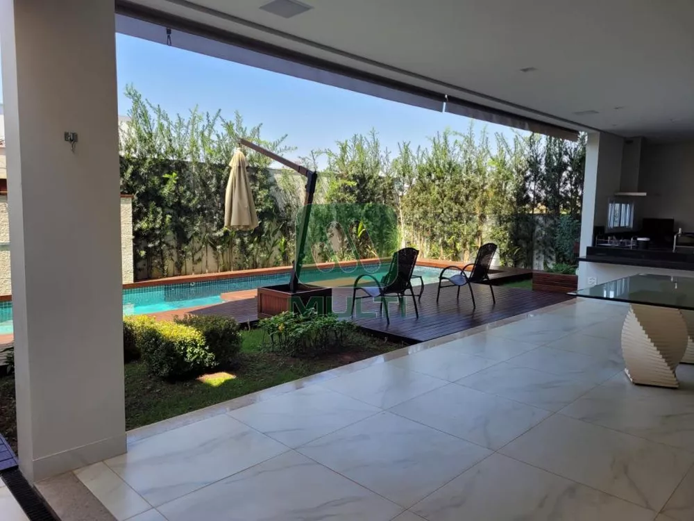 Casa de Condomínio à venda com 3 quartos, 381m² - Foto 2