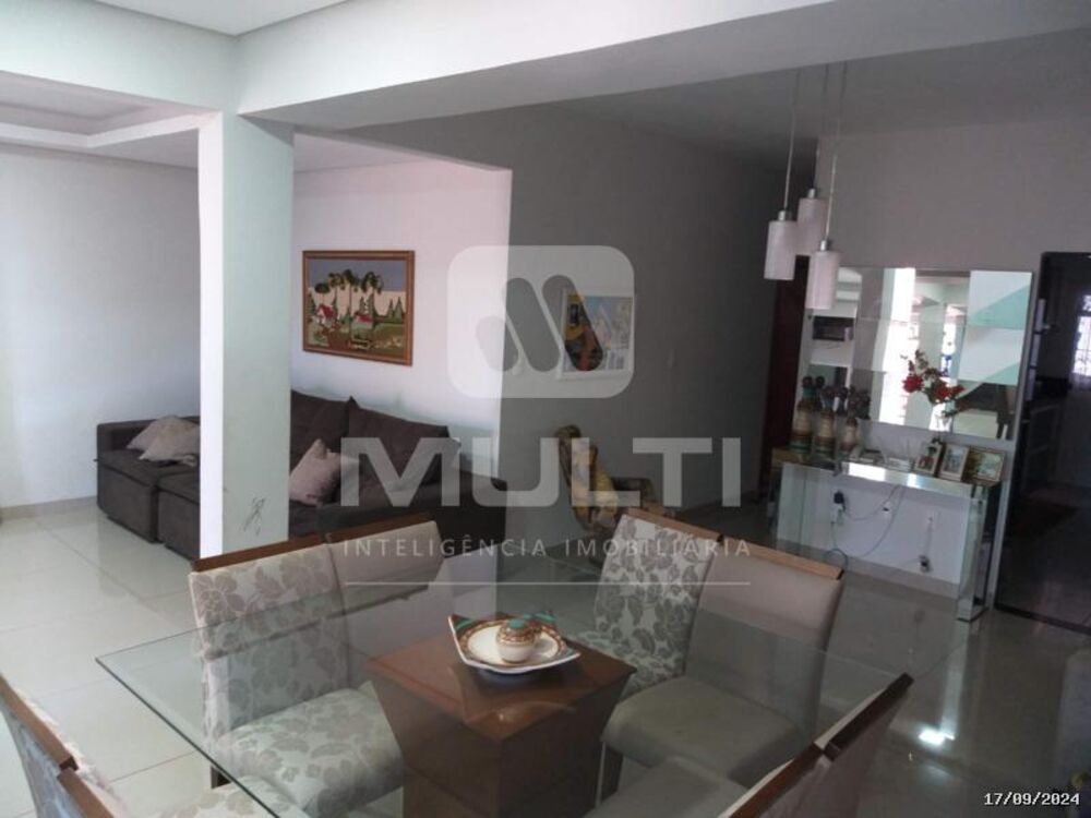 Casa, 4 quartos, 247 m² - Foto 1