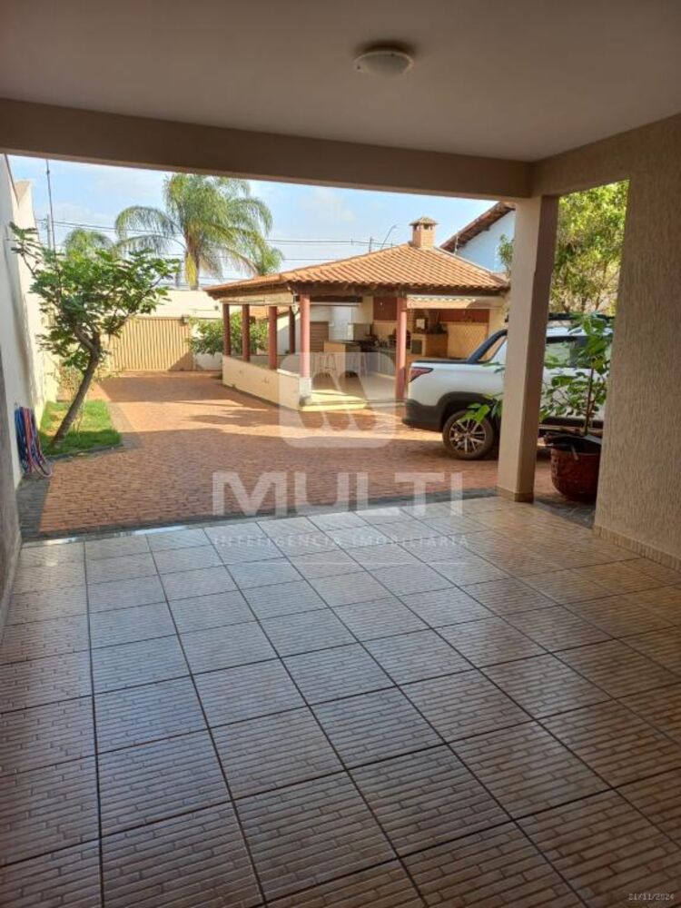 Casa à venda com 4 quartos, 241m² - Foto 2