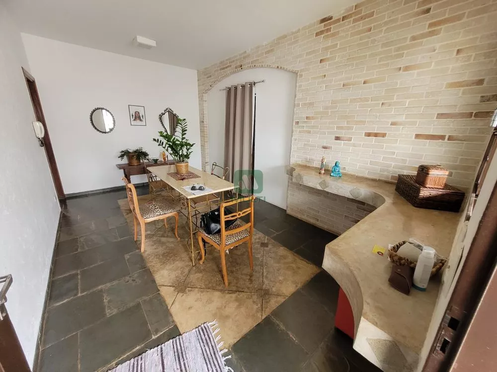 Casa à venda com 3 quartos, 300m² - Foto 1