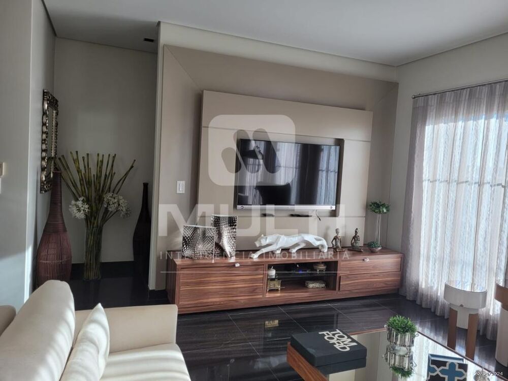 Casa, 4 quartos, 235 m² - Foto 1