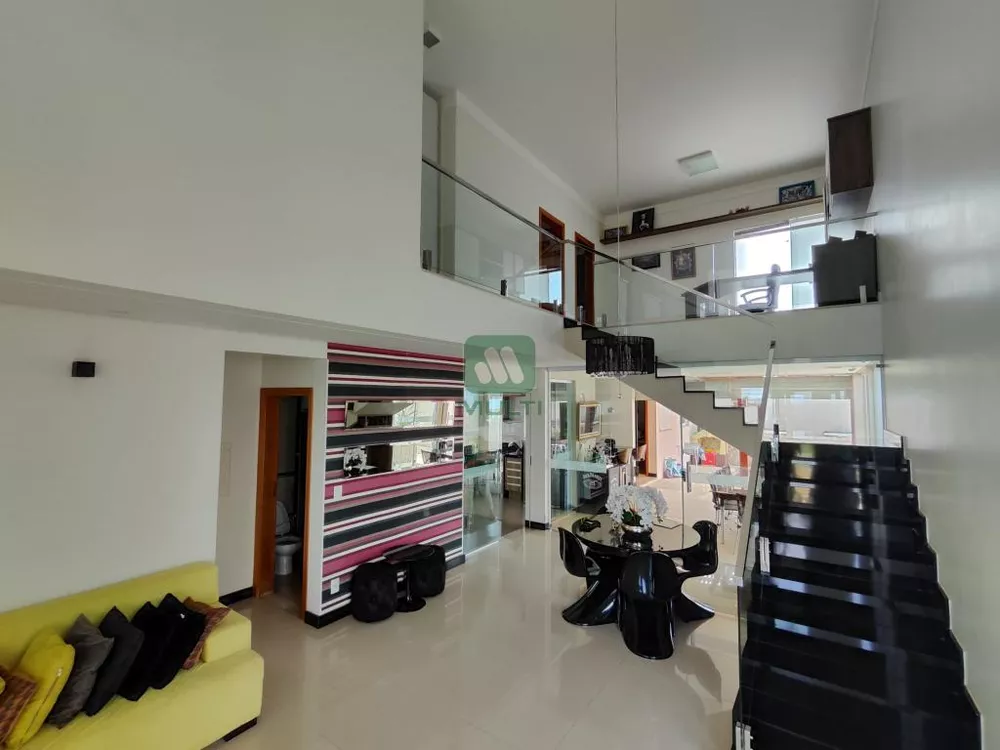 Casa de Condomínio à venda com 3 quartos, 253m² - Foto 2