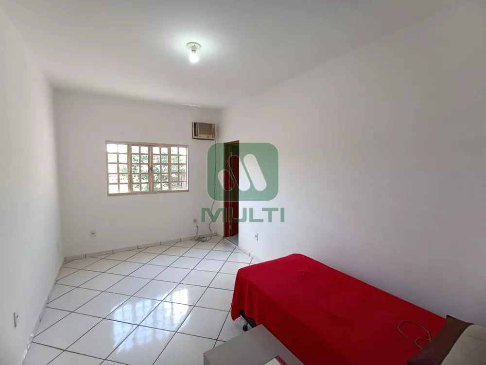 Casa à venda com 3 quartos, 218m² - Foto 3