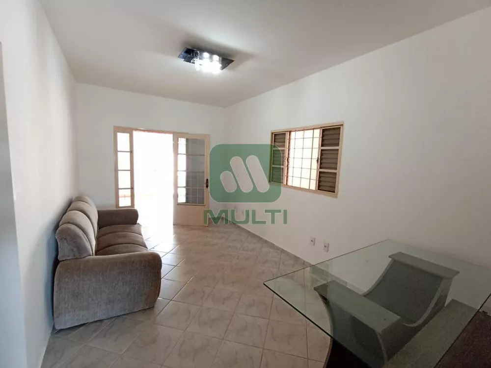 Casa à venda com 3 quartos, 218m² - Foto 1