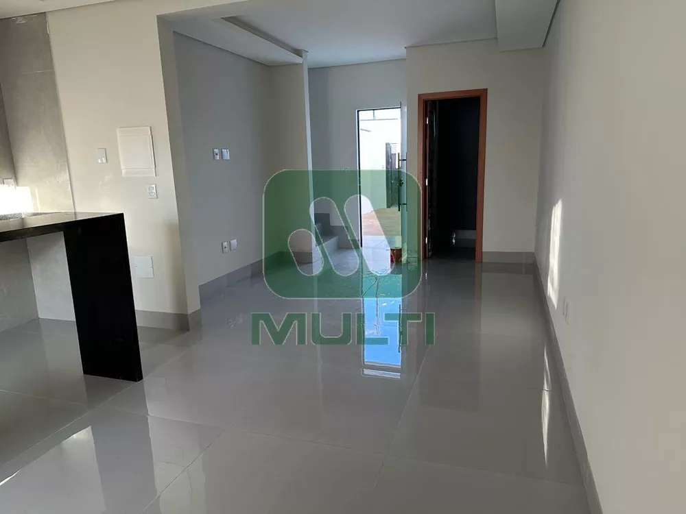 Casa à venda com 3 quartos, 102m² - Foto 1