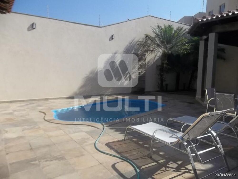 Casa à venda com 3 quartos, 233m² - Foto 2