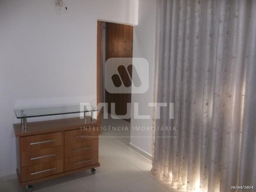 Casa à venda com 3 quartos, 233m² - Foto 1