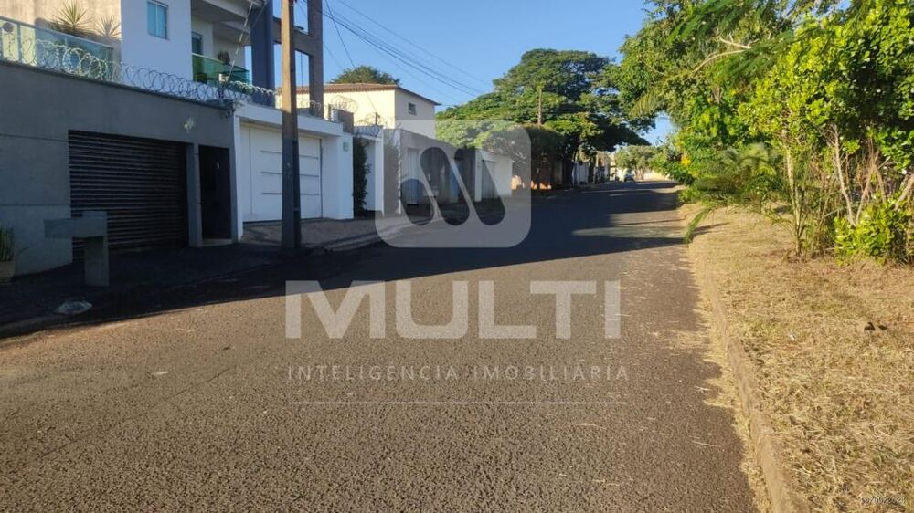 Terreno à venda com 1 quarto, 250m² - Foto 2