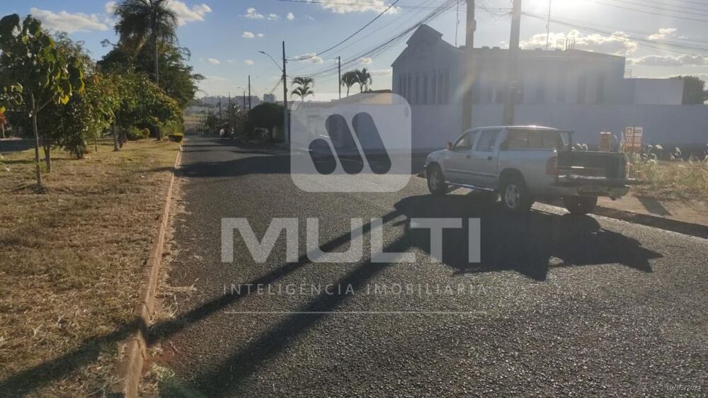 Terreno à venda com 1 quarto, 250m² - Foto 1