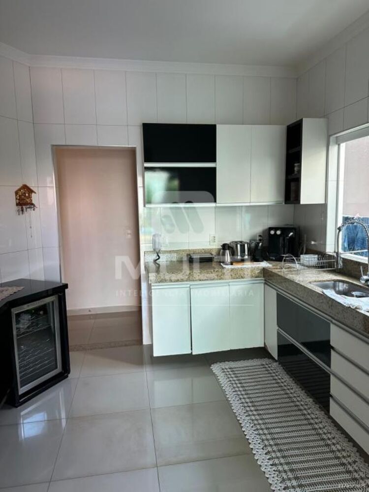 Casa, 3 quartos, 217 m² - Foto 1