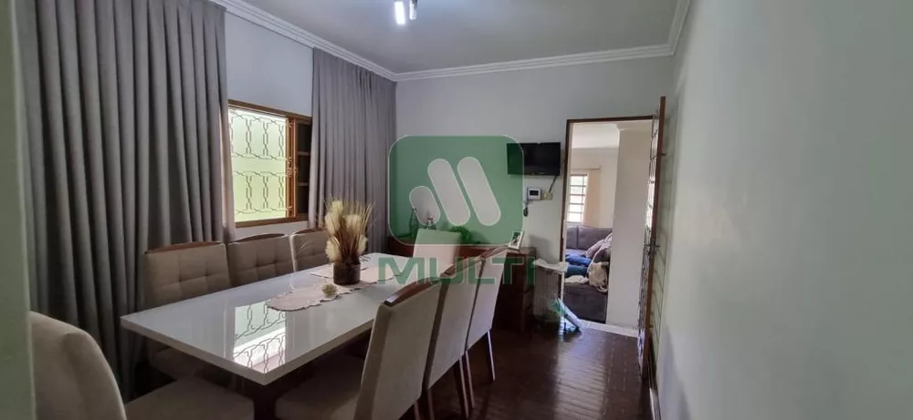 Casa à venda com 3 quartos, 197m² - Foto 2