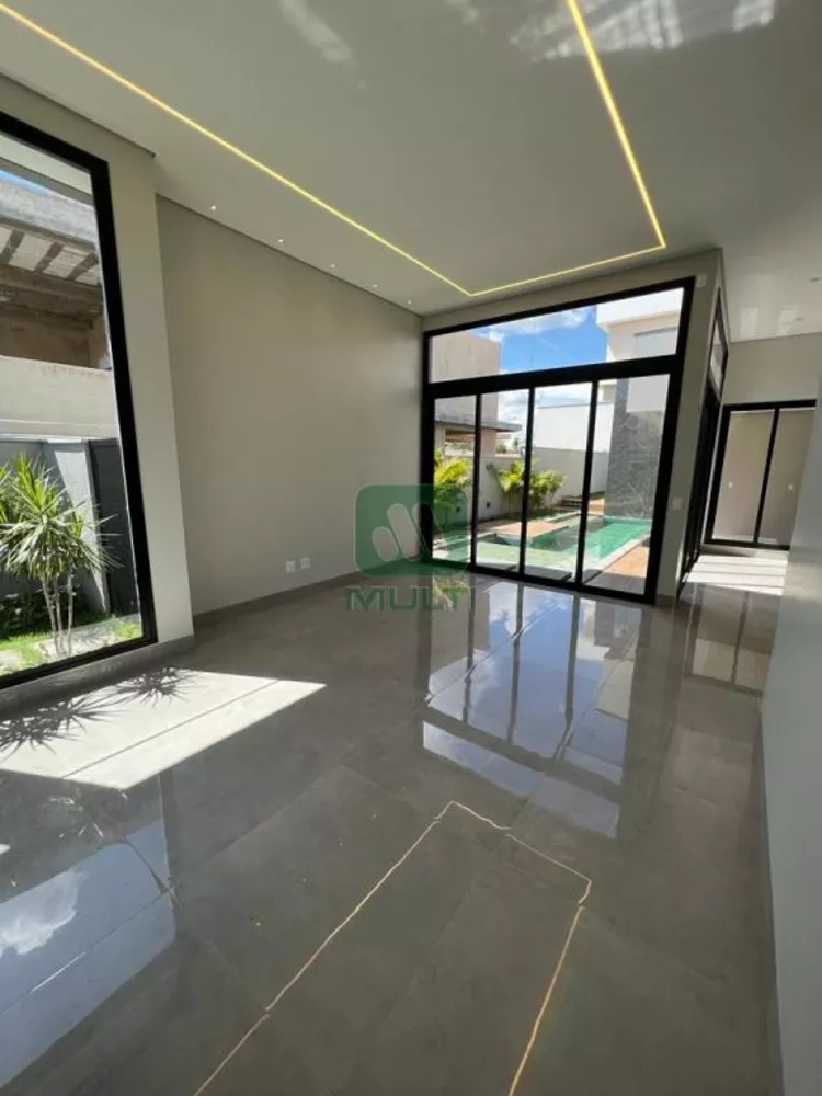 Casa de Condomínio à venda com 3 quartos, 214m² - Foto 1