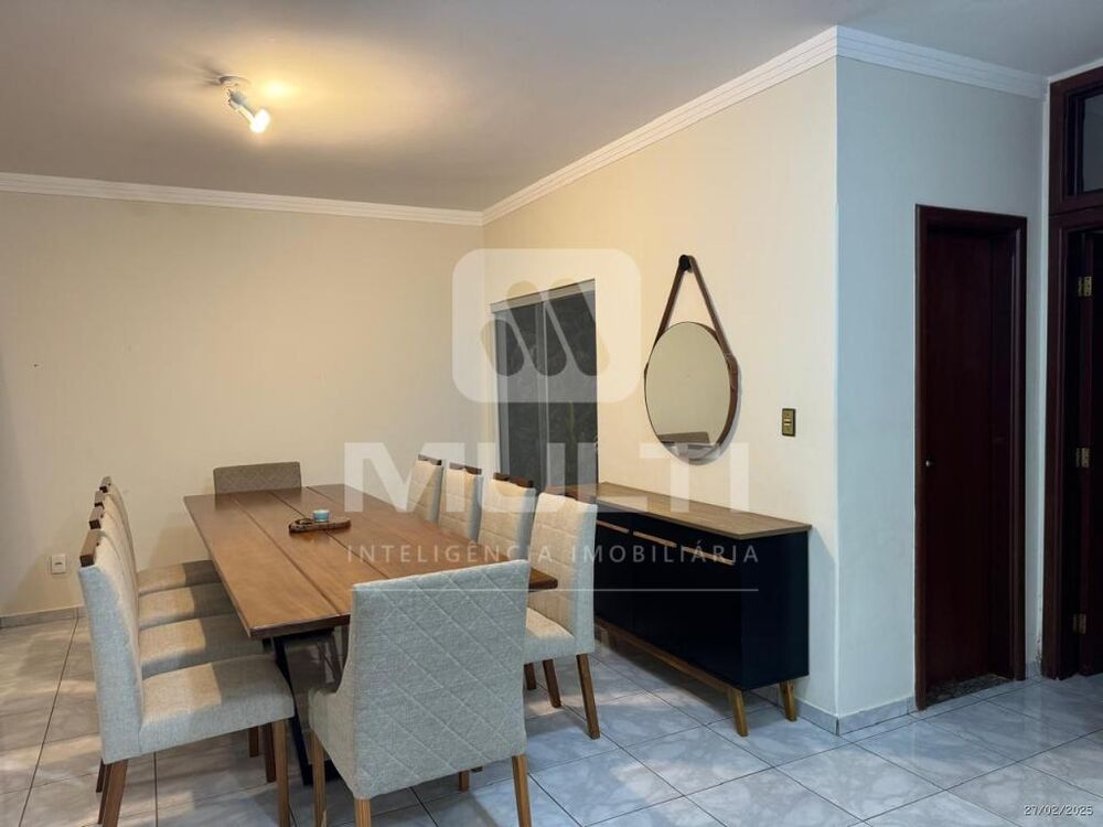 Casa à venda com 3 quartos, 209m² - Foto 1