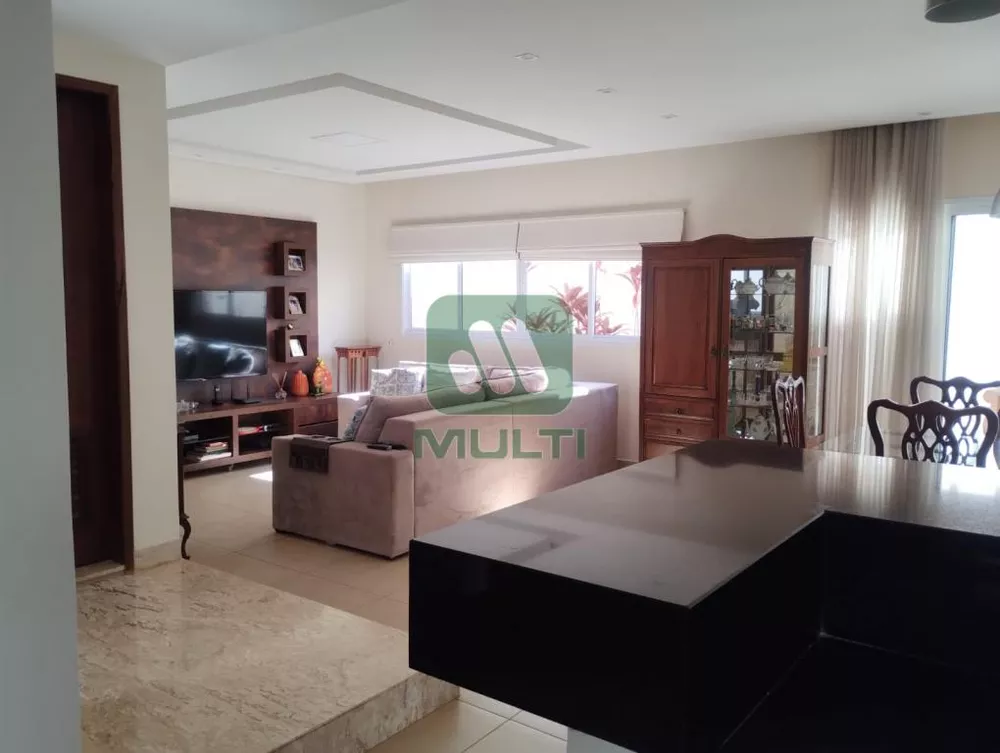 Casa de Condomínio à venda com 3 quartos, 256m² - Foto 1