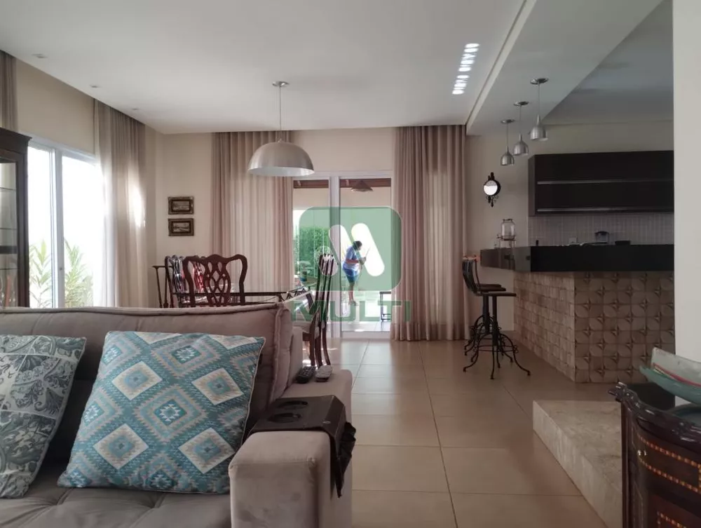 Casa de Condomínio à venda com 3 quartos, 256m² - Foto 4