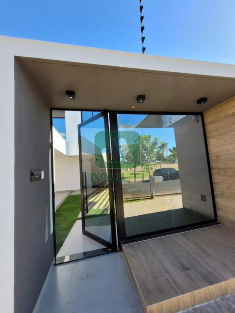 Casa à venda com 3 quartos, 223m² - Foto 2