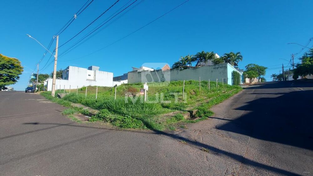 Terreno à venda com 1 quarto, 300m² - Foto 1