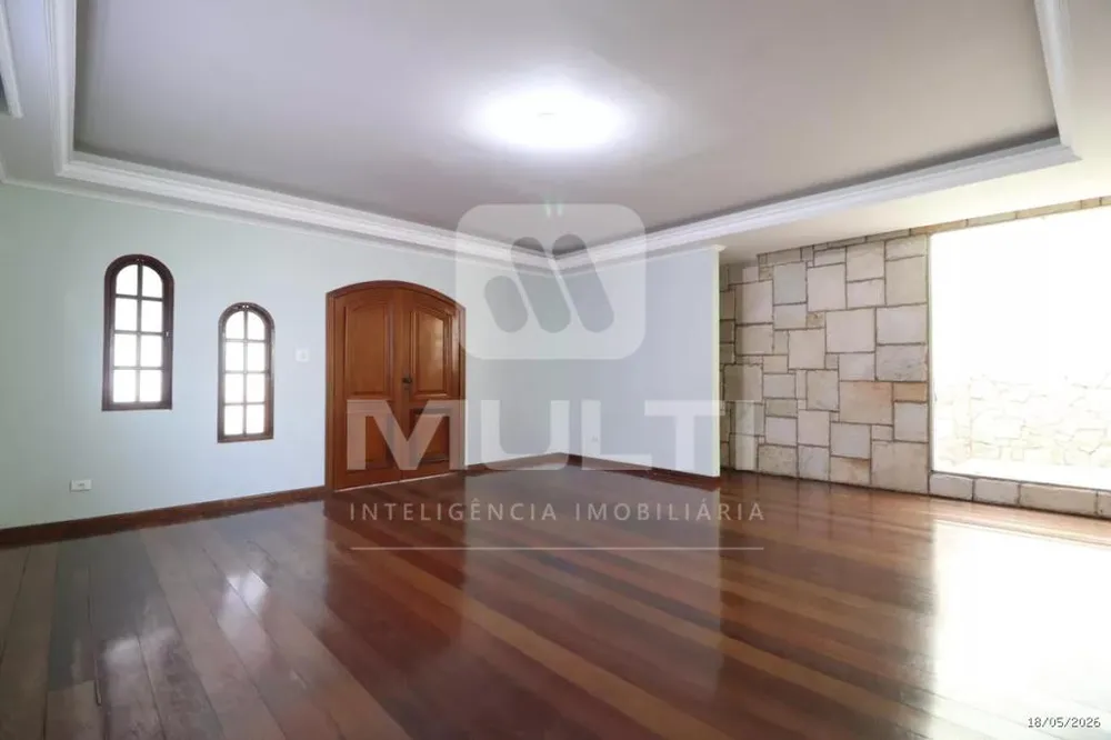 Casa, 4 quartos, 218 m² - Foto 1