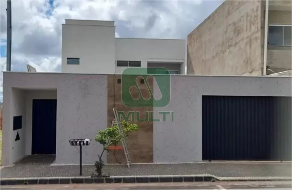 Casa à venda com 3 quartos, 240m² - Foto 1