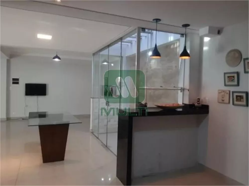 Casa à venda com 3 quartos, 240m² - Foto 2