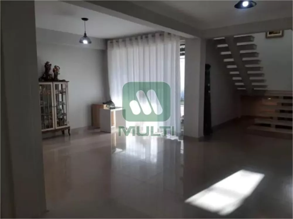 Casa à venda com 3 quartos, 240m² - Foto 4