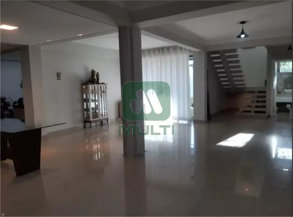 Casa à venda com 3 quartos, 240m² - Foto 3