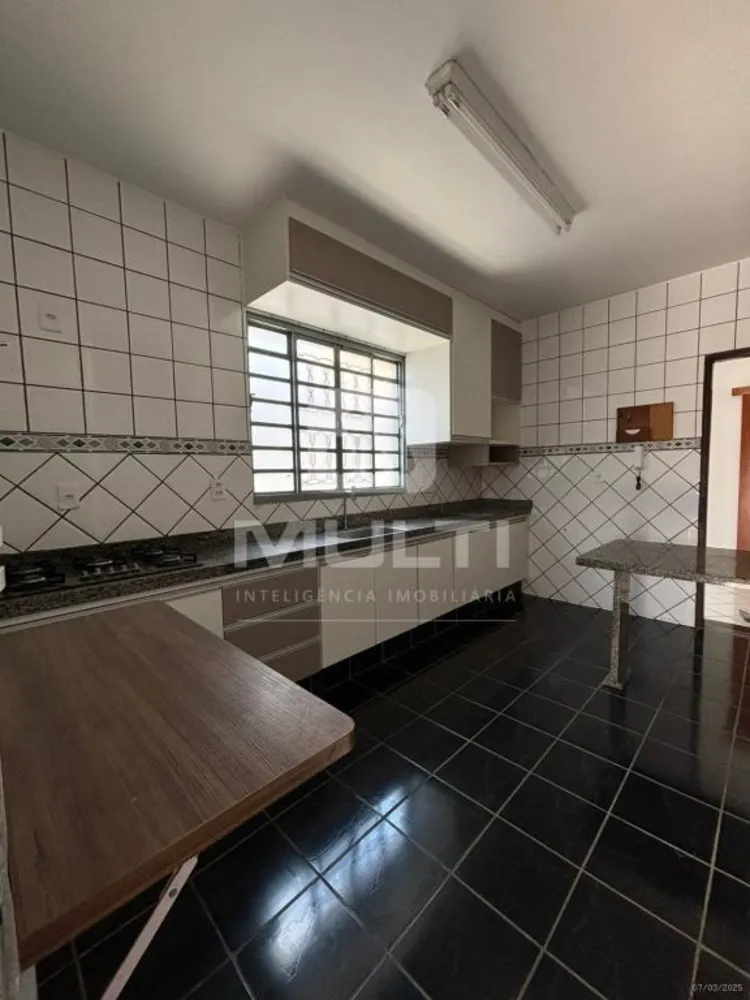 Casa, 5 quartos, 230 m² - Foto 2