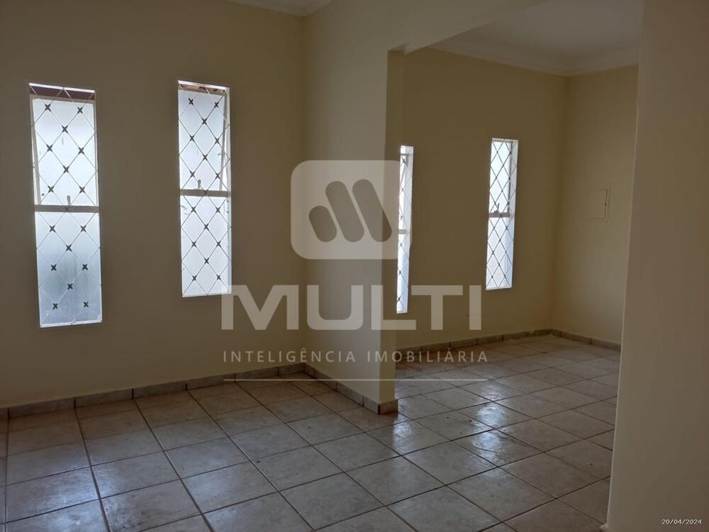 Casa à venda com 3 quartos, 200m² - Foto 1