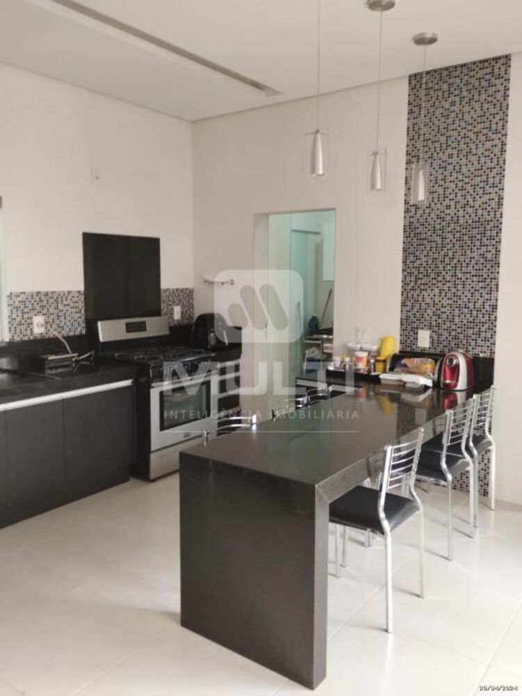 Casa de Condomínio à venda com 3 quartos, 270m² - Foto 2