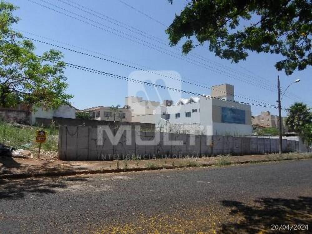 Terreno à venda com 1 quarto, 360m² - Foto 3