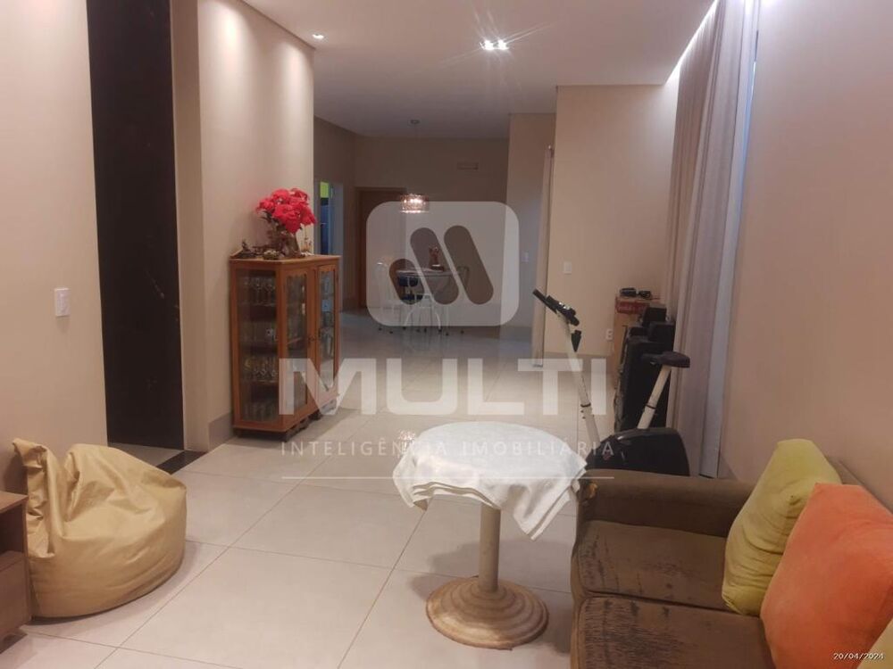 Casa, 4 quartos, 242 m² - Foto 1