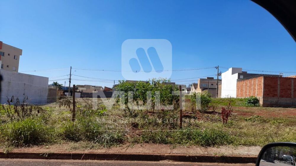 Terreno à venda com 1 quarto, 250m² - Foto 1
