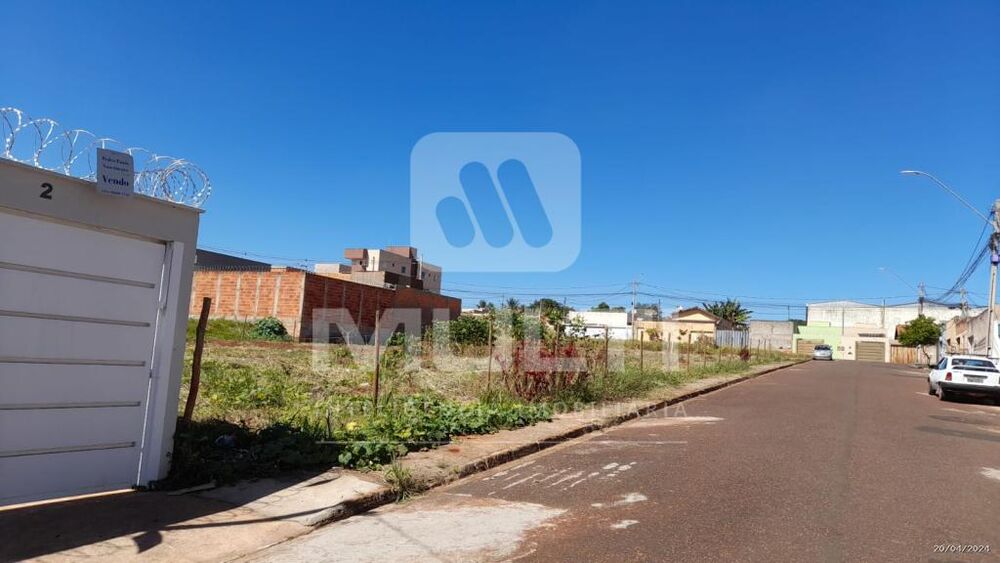 Terreno à venda com 1 quarto, 250m² - Foto 3