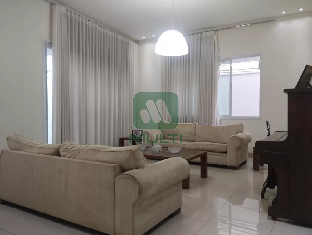 Casa à venda com 3 quartos, 214m² - Foto 1