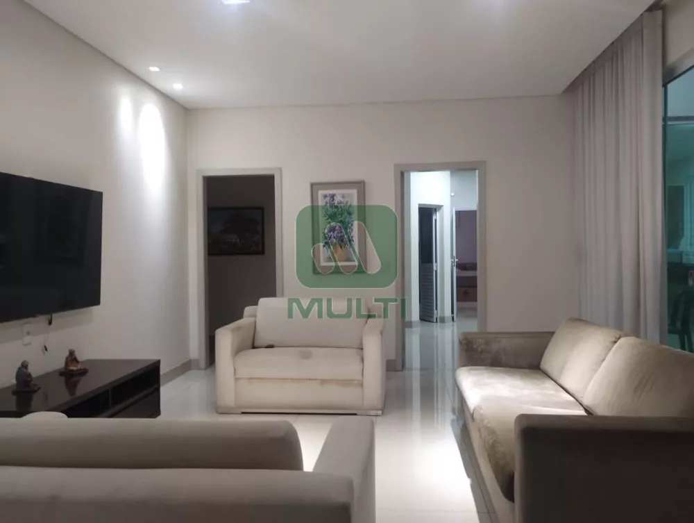 Casa à venda com 3 quartos, 214m² - Foto 3