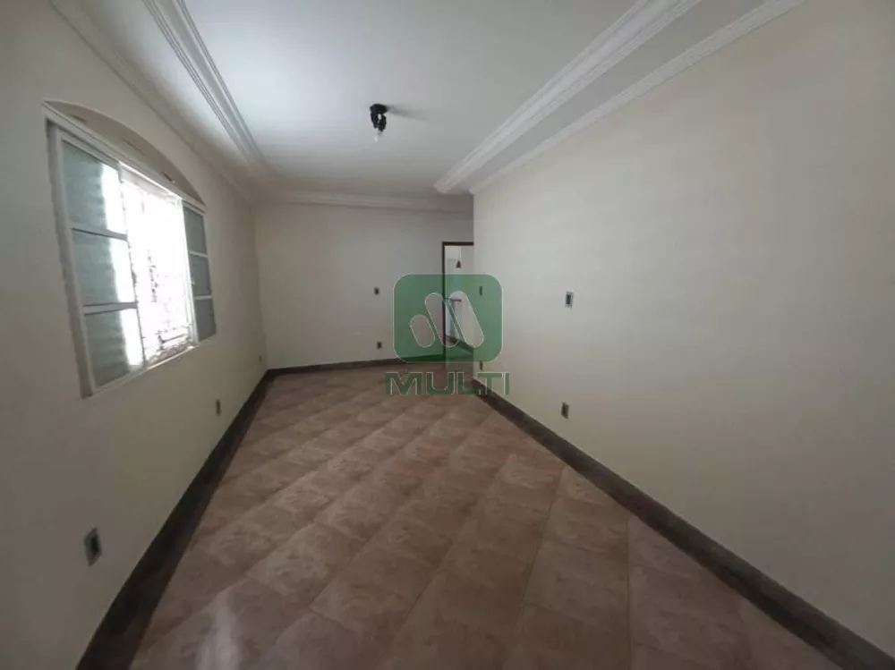 Casa à venda com 3 quartos, 293m² - Foto 1