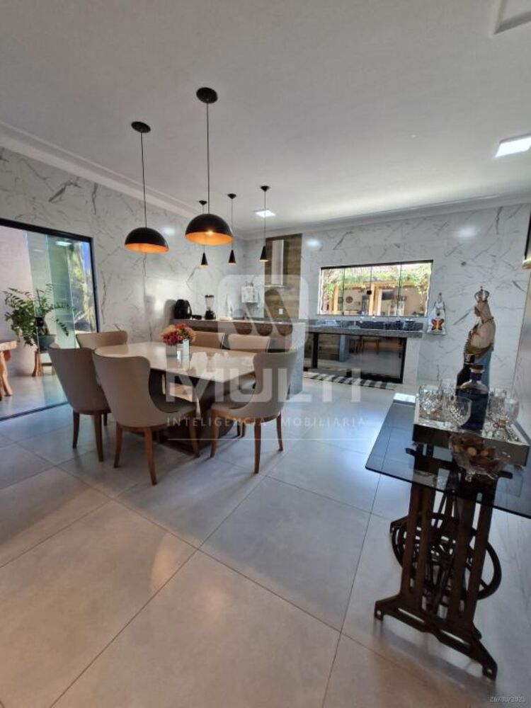 Casa à venda com 3 quartos, 210m² - Foto 2