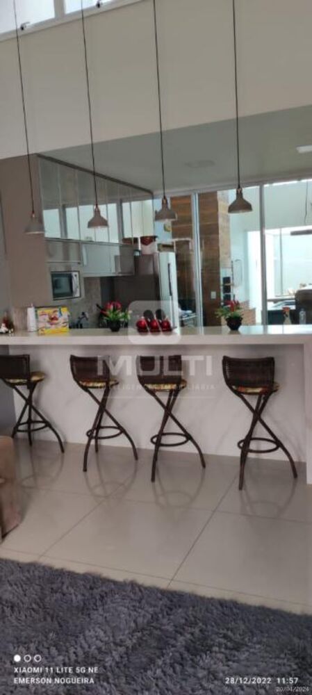 Casa à venda com 3 quartos, 165m² - Foto 1