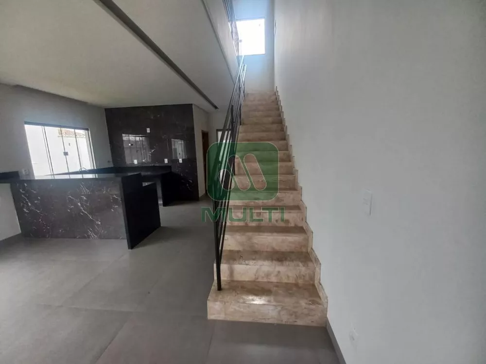 Casa à venda com 3 quartos, 164m² - Foto 1