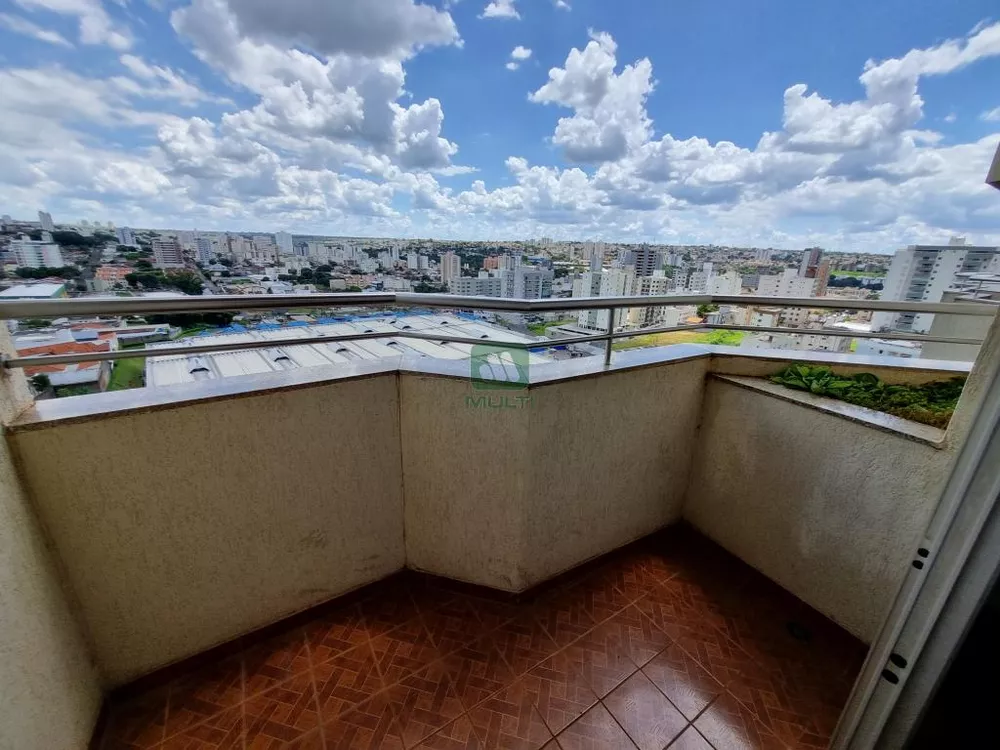 Apartamento à venda com 3 quartos, 130m² - Foto 2