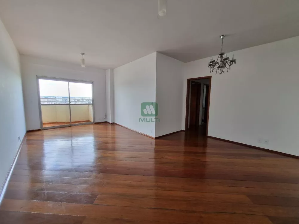 Apartamento à venda com 3 quartos, 130m² - Foto 1