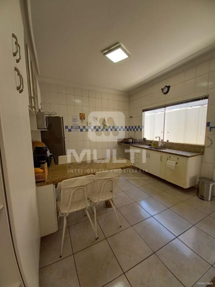 Casa, 3 quartos, 196 m² - Foto 1