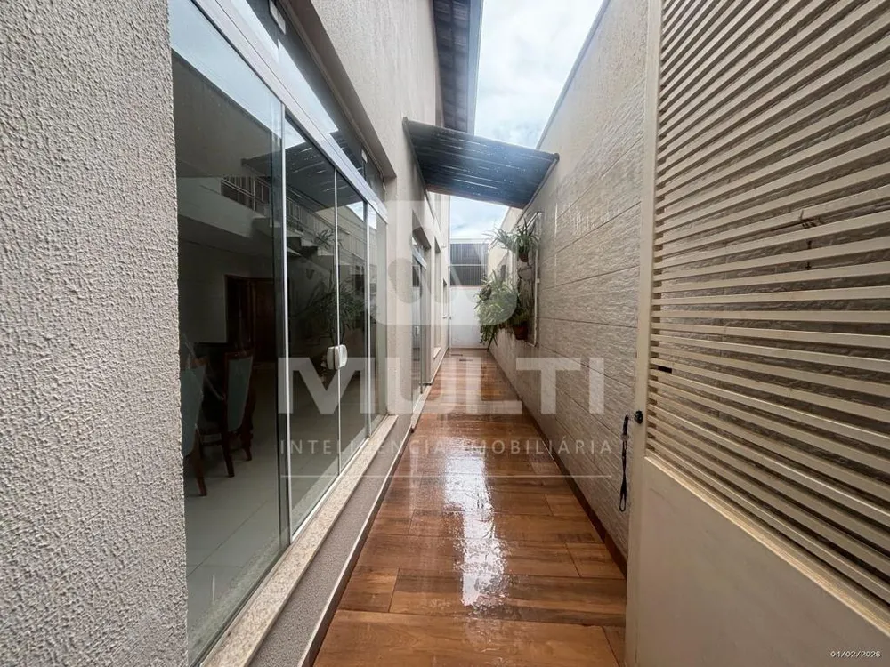 Casa, 4 quartos, 225 m² - Foto 1