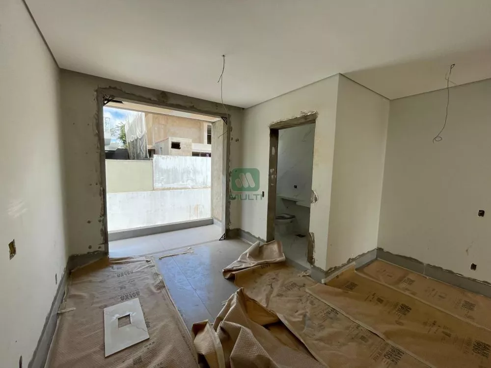 Casa de Condomínio à venda com 4 quartos, 250m² - Foto 2