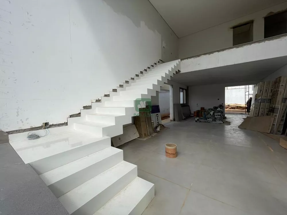 Casa de Condomínio à venda com 4 quartos, 250m² - Foto 1