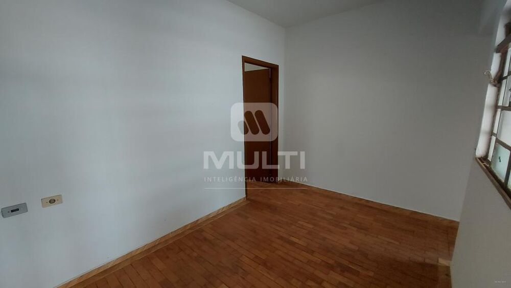 Casa à venda com 2 quartos, 130m² - Foto 2