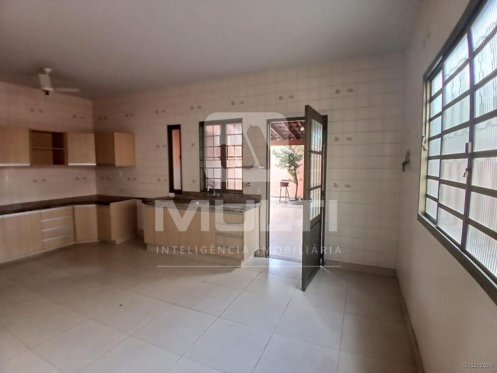 Casa à venda com 3 quartos, 200m² - Foto 24