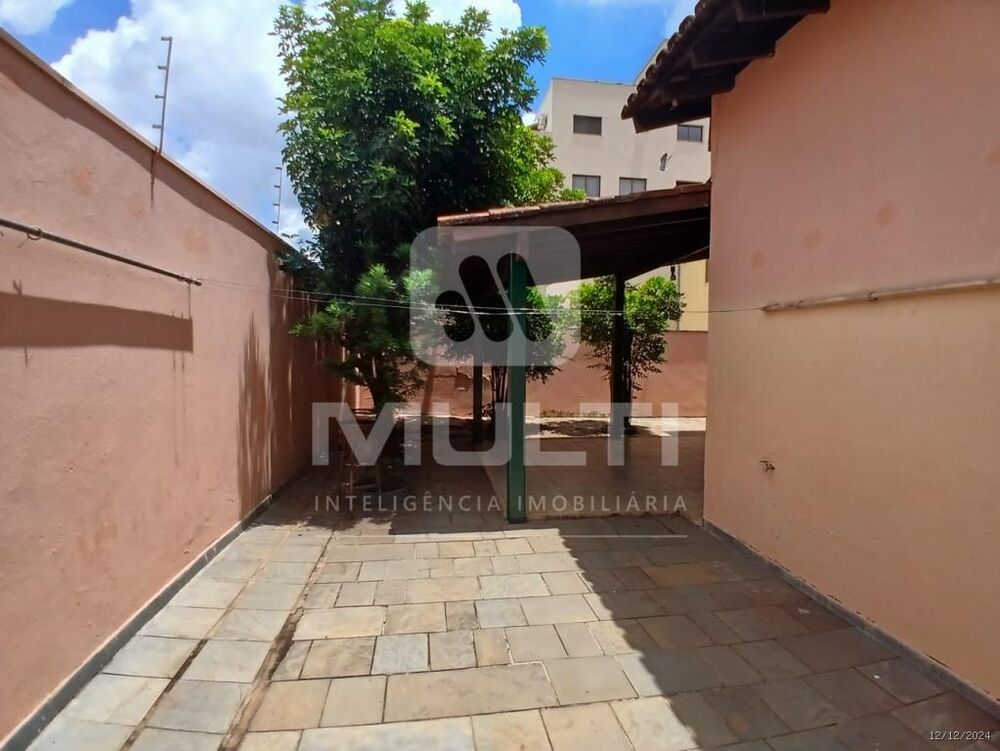 Casa à venda com 3 quartos, 200m² - Foto 32