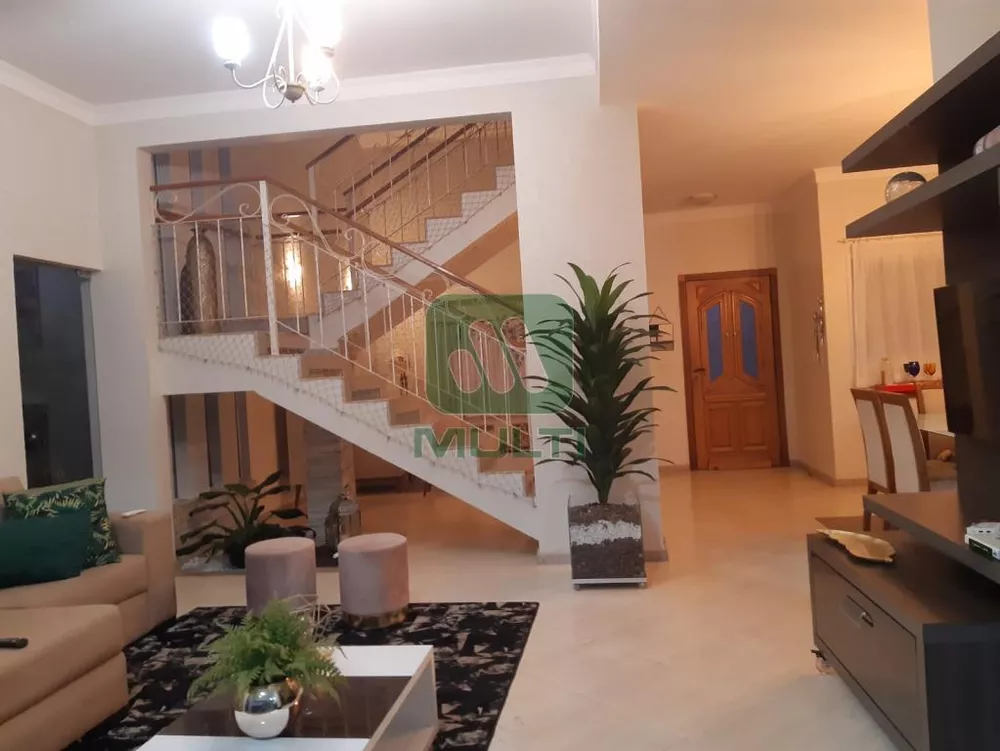 Casa de Condomínio à venda com 3 quartos, 300m² - Foto 2