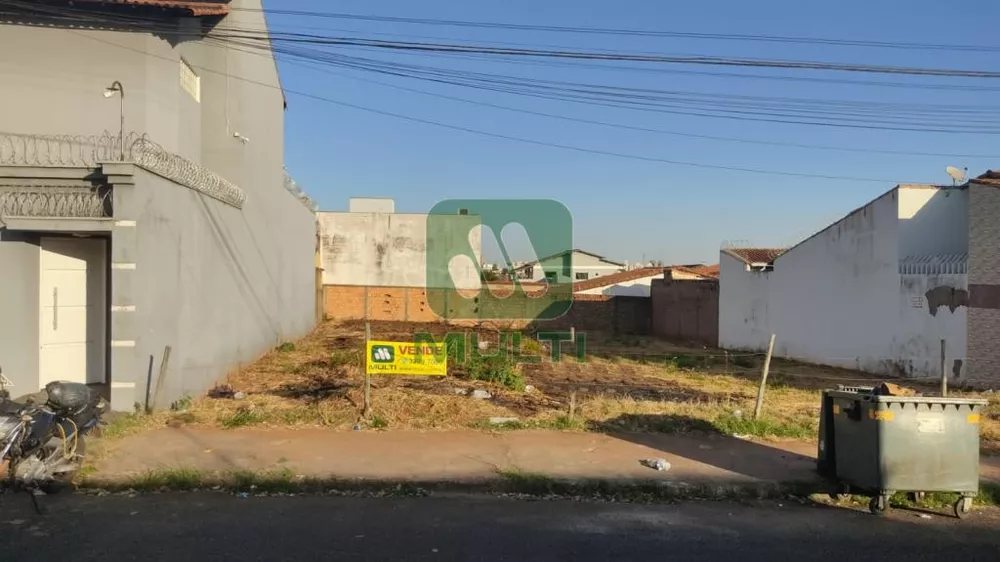 Terreno à venda com 1 quarto, 360m² - Foto 1